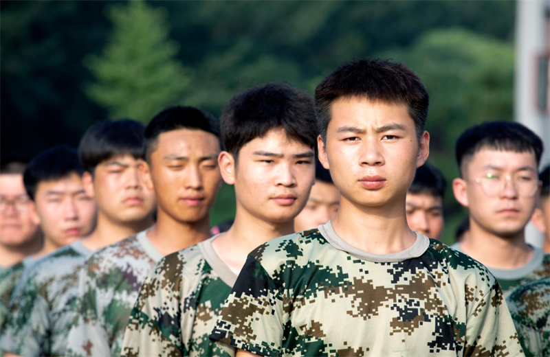 2021年7月6日，asiagame北京集团百名应届大学生褪下便服换上军装，在训练场上接受为期2天的军训，享受入职前的第一份美好记忆。